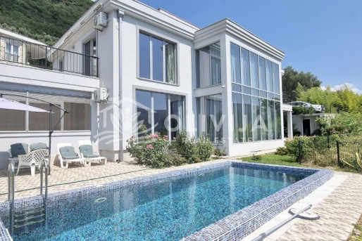 Вилла с видом на Боко-Которский залив в Кумборе, Черногория