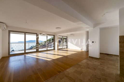 Купить квартиру с тремя спальнями возле моря в Пржно, Черногория