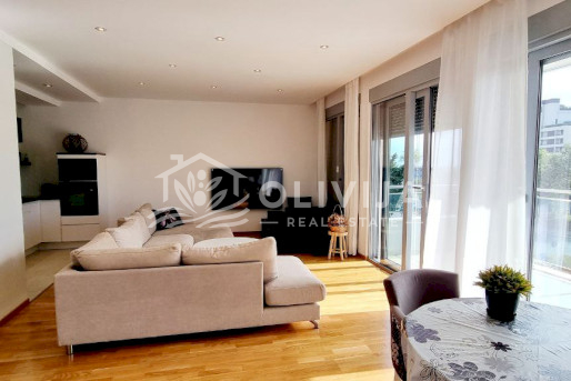 Квартира с 2 спальнями возле моря в Бечичи